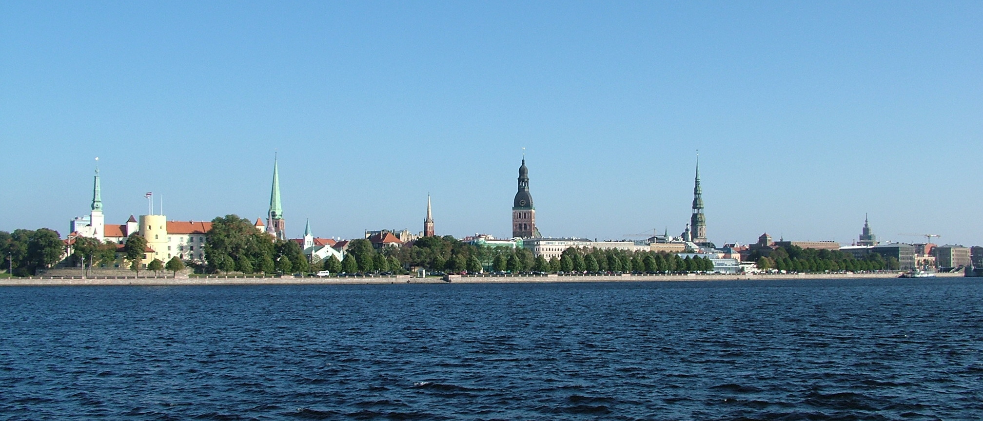 Vecrīgas panorāma pāri Daugavai